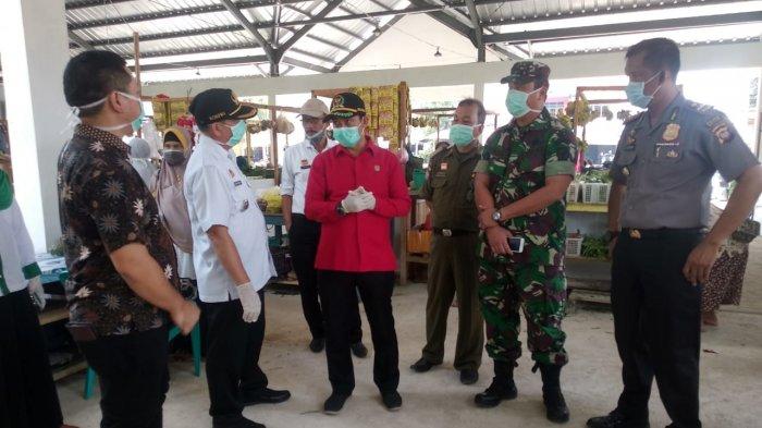 Cek Harga dan Stok Sembako, DPRD Sanggau Didampingi Disperindagkop Sidak Pasar dan Toko di Kembayan