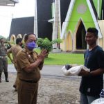 wakil-bupati-sanggau-yohanes-ontot-saat-memberikan-bantuan-kepada-pihak-gereja.jpg