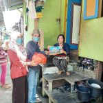 Peduli Kondisi Warga, Raja Sanggau dan Ratu Suri Salurkan Bantuan Sembako