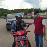 Peduli Pencegahan COVID-19, Pramuka di Tayan Bagikan Masker Gratis