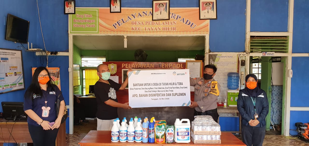 PT ANTAM Tbk-UBPB Kalbar Kembali Salurkan Bantuan Bahan Disinfektan, Suplemen dan APD untuk 8 Desa di Tayan Hilir dan Toba