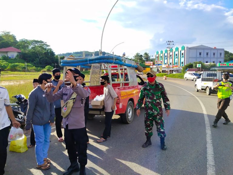 Jelang Berakhir Puasa, Almusharakat Meana Kecamatan Tayan Hilir Berbagi Takjil Gratis