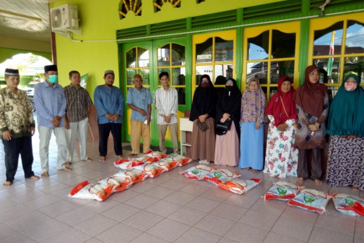 Masjid Mujahidin Sanggau salurkan bantuan beras dan uang tunai