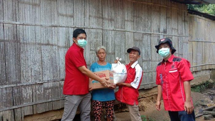 Aksi Peduli Covid-19, PDIP Sanggau Bagikan Sembako di Kecamatan Bonti