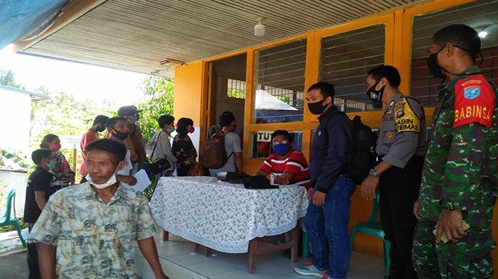 Bhabinkamtibmas dan Babinsa Amankan Pembagian Bantuan Sosial Tunai di Kecamatan Tayan Hilir