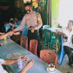 Bripka Wahyu Ari Wibowo Bagikan Masker Pada Masyarakat Desa Cempedak Sanggau