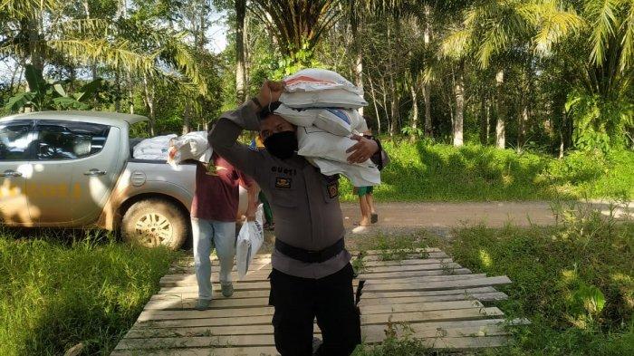 Bhabinkamtibmas Bantu Distribusikan Beras Bulog dari KecamatanToba Sanggau Ke Desa Kampung Baru