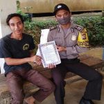 Bhabinkamtibmas Sosialisasikan Maklumat Kapolri dan Maklumat Kapolres Sanggau Cegah Covid-19