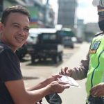 Polres Sanggau Imbau dan Bagikan Masker Cegah Covid-19 Dalam Pelaksanaan OPS Ketupat Kapuas 2020
