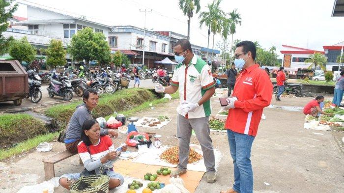 Pemuda Katolik Gandeng PMI Bagikan Masker dan Vitamin Kepada Pedagang di Sanggau