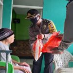 Polres Sanggau Salurkan Bantuan Sosial Pada Warga Terdampak Covid-19