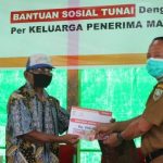 Tahap Satu, Wabup Ontot Salurkan BST kepada 10.302 KPM di Kabupaten Sanggau