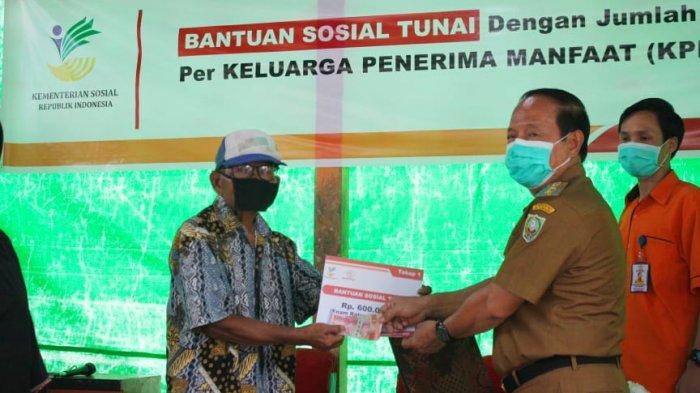 Tahap Satu, Wabup Ontot Salurkan BST kepada 10.302 KPM di Kabupaten Sanggau