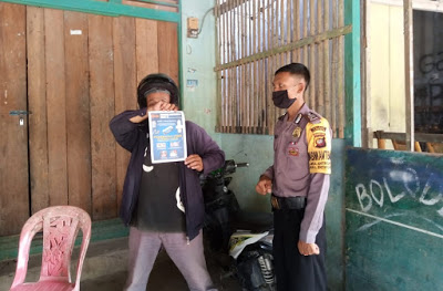 Bripka Muh Tholkah Sosialisasi Pencegahan Covid-19 di Desa Binaannya