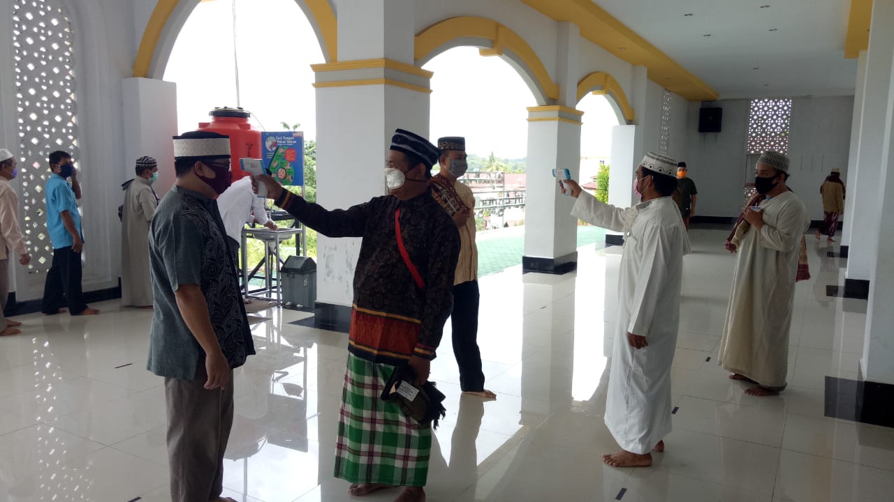 Sholat Jumat di Masjid Agung Sanggau Terapkan Protokol Kesehatan Ketat, Berjalan Penuh Khikmad