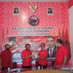 Anggota Komisi I DPR RI bagikan 500 paket sembako di Kabupaten Sanggau