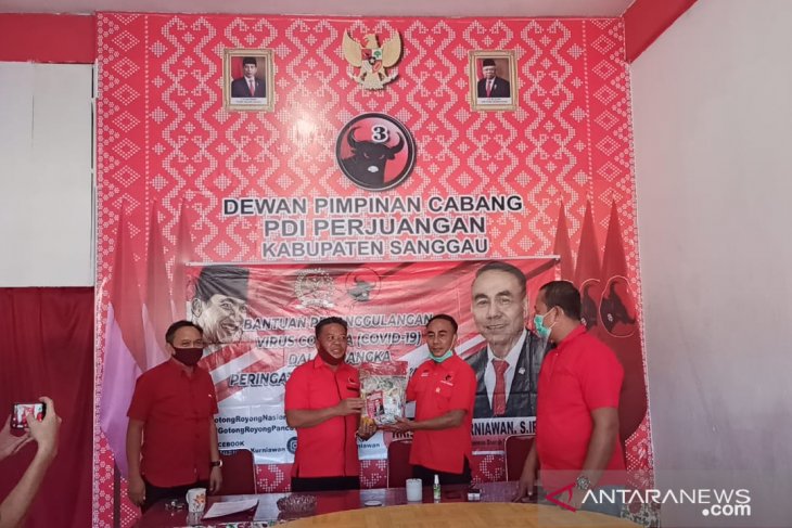 Anggota Komisi I DPR RI bagikan 500 paket sembako di Kabupaten Sanggau