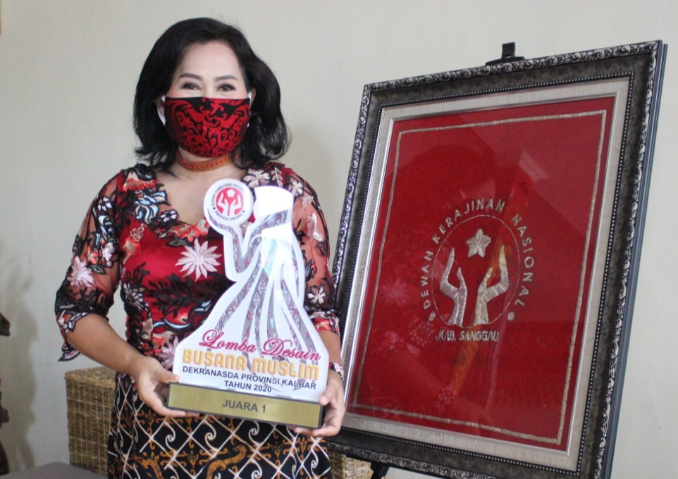 Mantap...! Batik Samer Sanggau Raih Penghargaan Lomba Desain Busana Muslim Dekranasda Kalbar
