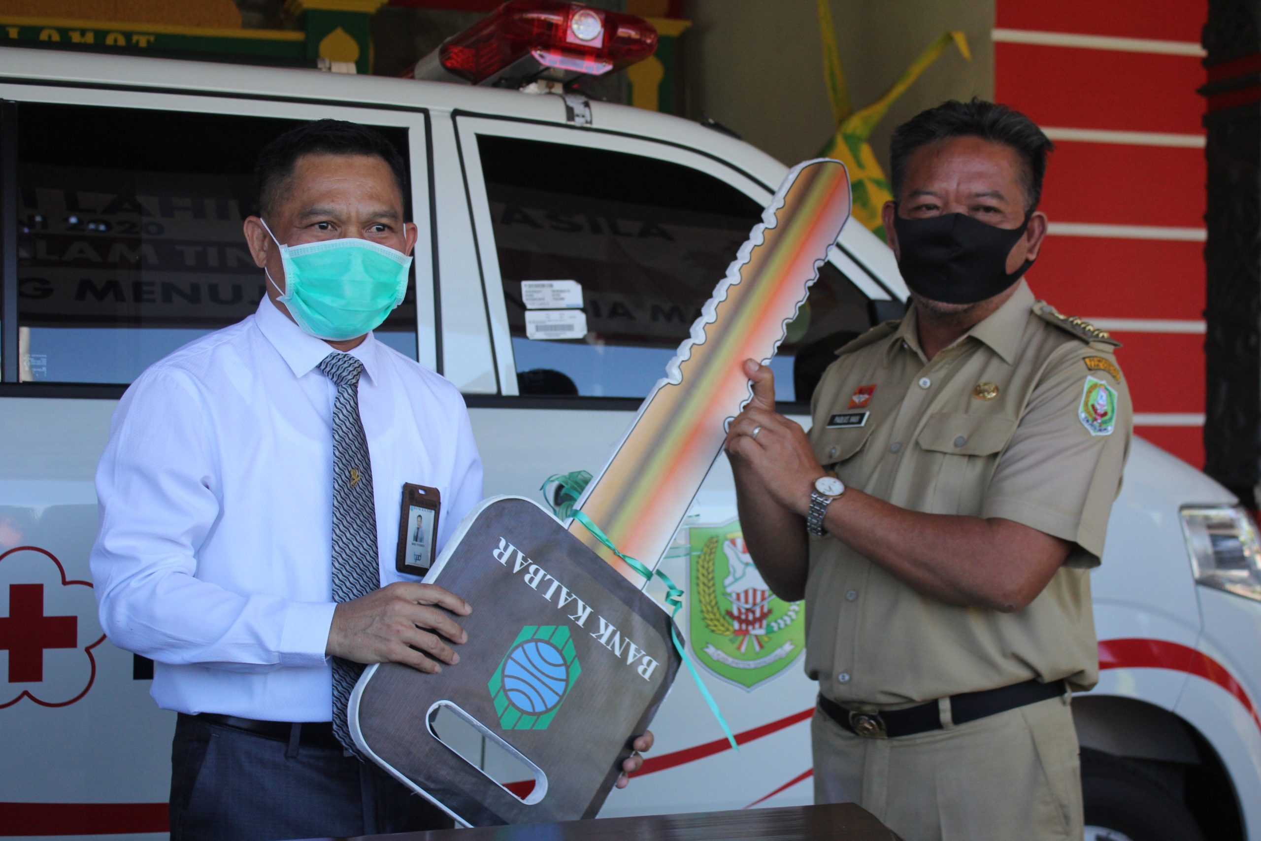 Bank Kalbar Serahkan 1 Unit Ambulan untuk PMI Sanggau