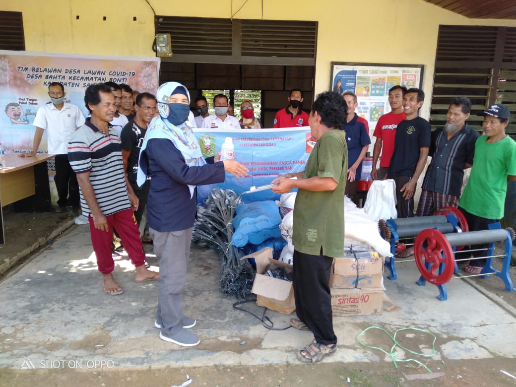 Penyerahan Bantuan Alat Pasca Panen Karet ke Kelompok "Sekayam Jaya" Desa Bahta Kecamatan Bonti