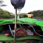 Gunakan Perahu, Satgas Pamtas Evakuasi Lansia Sakit Stroke Lewati Sungai di Sanggau