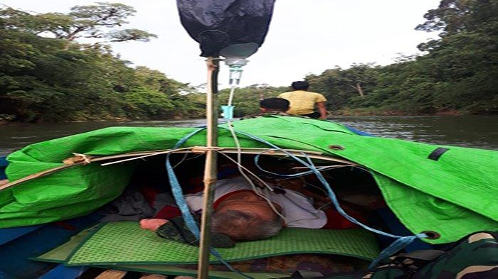Gunakan Perahu, Satgas Pamtas Evakuasi Lansia Sakit Stroke Lewati Sungai di Sanggau