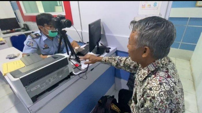 Keberangkatan Haji Ditunda, Kantor Imigrasi Sanggau Tetap Berikan Pelayanan Paspor CJH