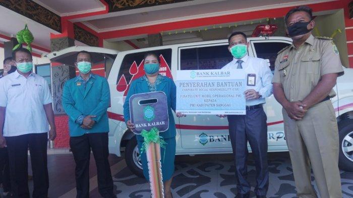 Program CSR, Bank Kalbar Cabang Sanggau Serahkan Satu Unit Mobil Ambulans untuk PMI
