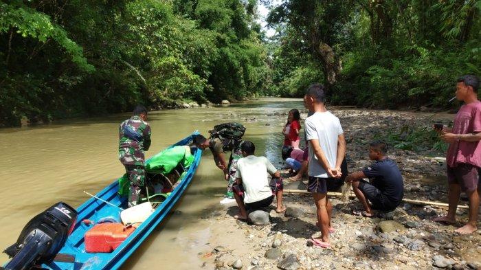 Satgas Pamtas Bersama Warga Evakuasi Seorang Kakek Sakit Stroke di Entikong Sanggau Melalui Sungai