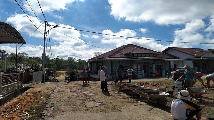 Warga Jalan Dizawika Sanggau Gotong Royong Perbaiki Ruas Jalan yang Rusak