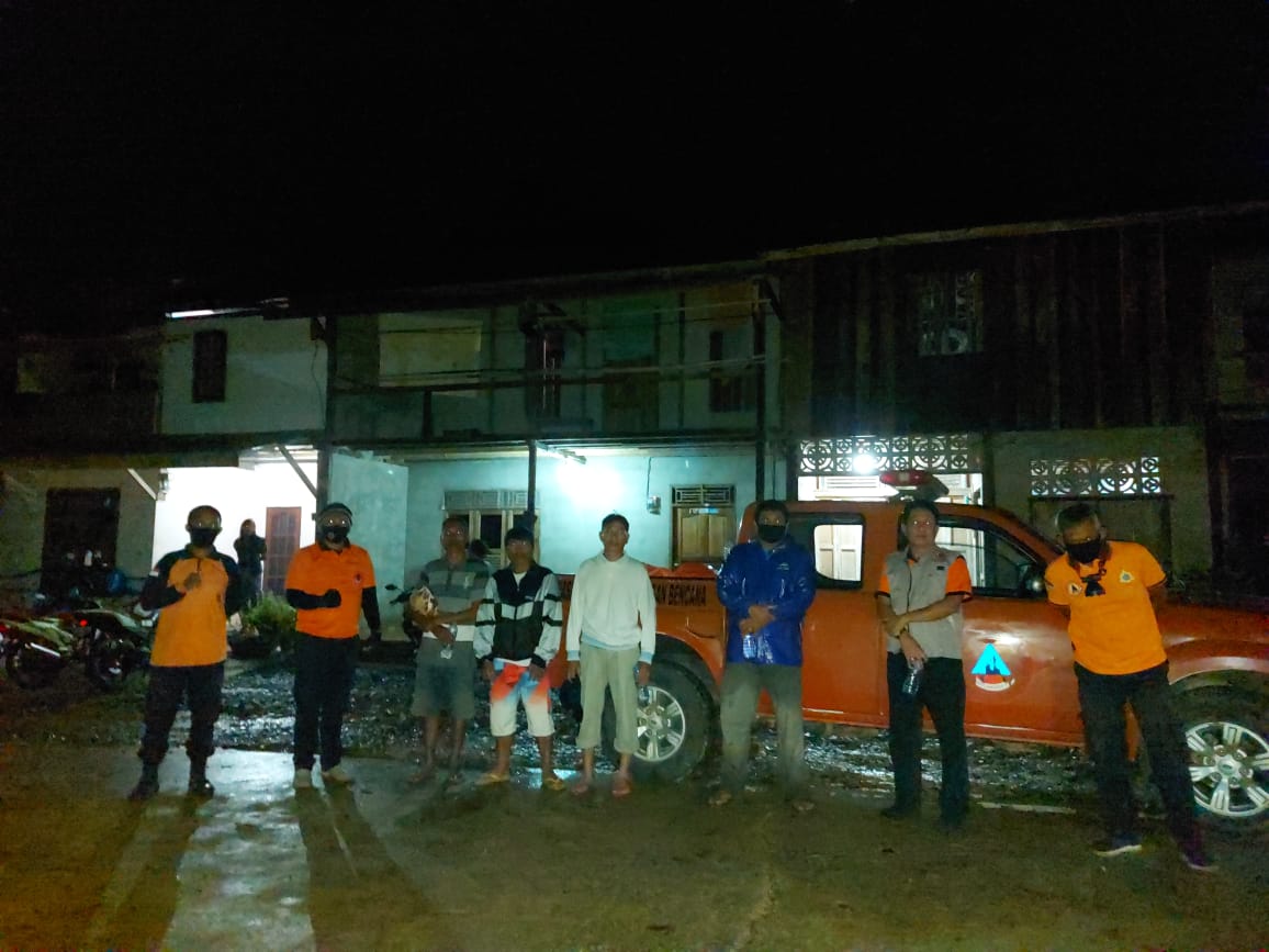 BPBD Kabupaten Sanggau Tinjau Dan Serahkan Bantuan Kepada Korban Banjir Bandang Desa Nekan