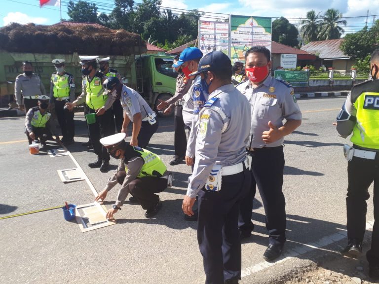 Dishub Bersama Sat Lantas Polres Sanggau Melakukan Pengecatan Marka Ruang Berhenti Khusus (RBK) di ruas Jalan Jendral Sudirman.