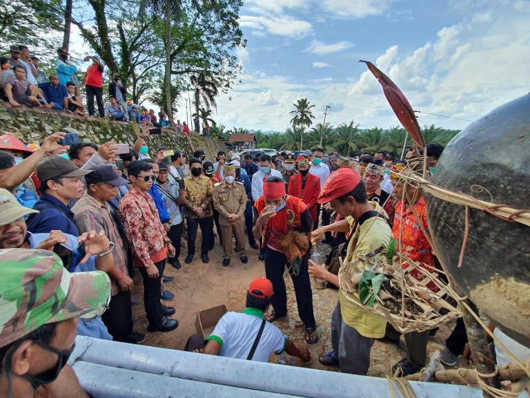 Tempayan Adat Diturunkan, Masyarakat Adat Kebun Sungai Berdamai dengan PTPN XIII