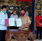 Direktur PTPN XIII Serahkan langsung Bantuan Untuk Warga Terdampak Covid-19,Di Kabupaten Sanggau