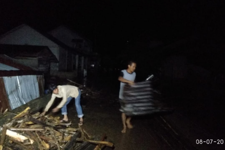 Banjir bandang terjang Entikong perbatasan Indonesia - Malaysia
