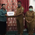 TP PKK Kabupaten Sanggau Serahkan Bantuan Sembako Untuk Korban Banjir Bandang di Desa Nekan