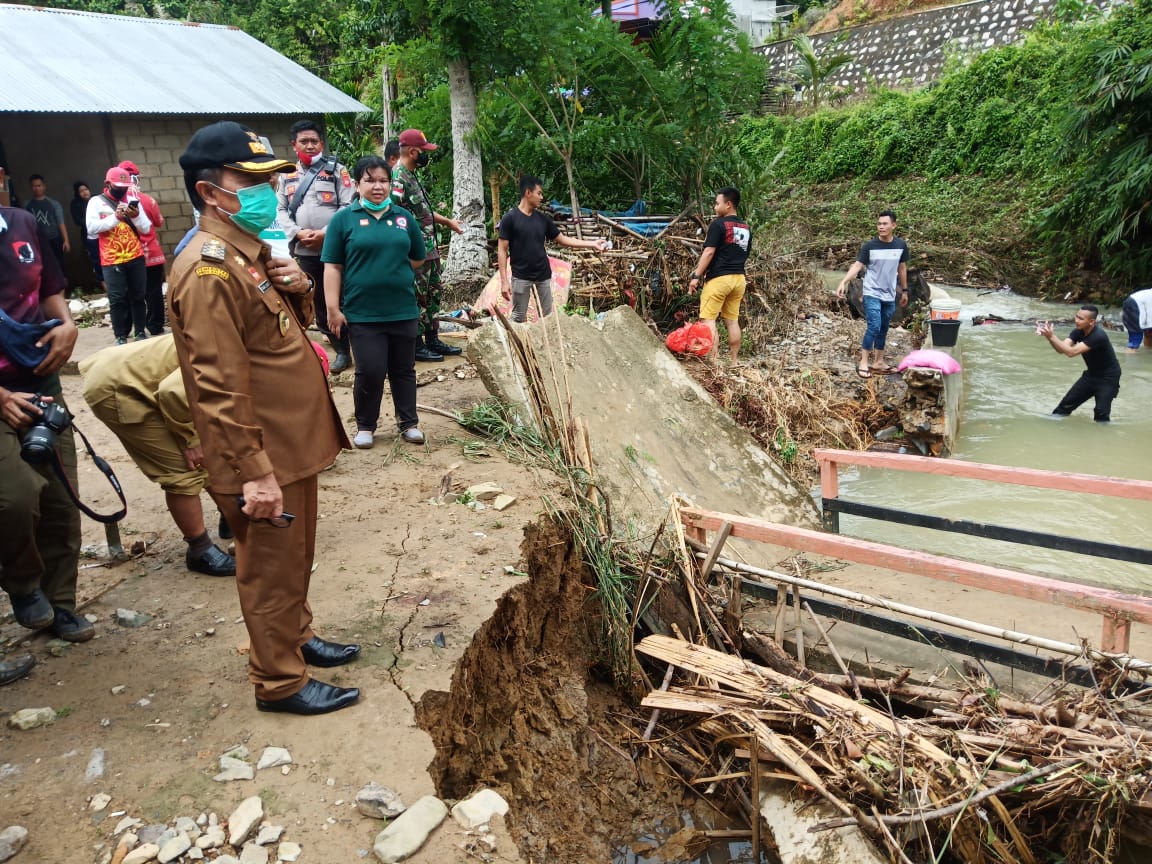 Wabup Sanggau Tinjau Lokasi Terjadinya Banjir Bandang di Desa Nekan