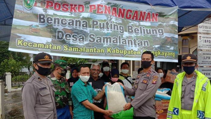 Kapolsek Sanggau Ledo Salurkan Bantuan Sembako Pada Korban Puting Beliung di Kecamatan Samalantan