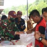 Satgas Pamtas TNI Berikan Bantuan Pada Warga Terdampak Banjir Bandang di Desa Nekan Sanggau