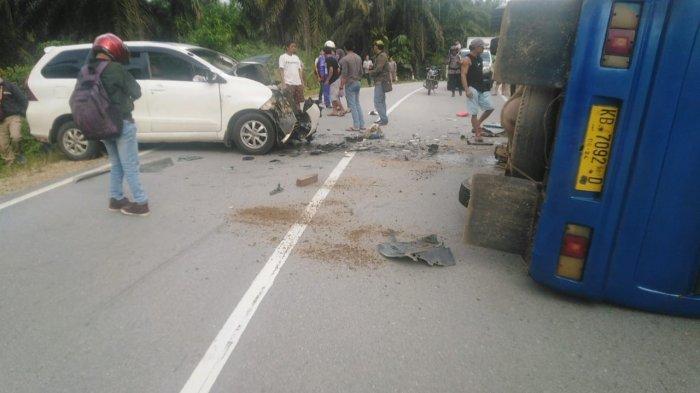 Dua Mobil Tabrakan di Jalan Sosok Sanggau, Sejumlah Penumpang Alami Luka-Luka