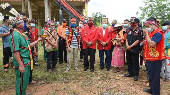 VIDEO: Bupati dan Wabup Sanggau Tanam Pohon di Kompleks Rumah Betang Raya Dori Mpulor