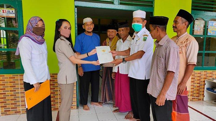 Layanan Delivery Service, Kantor Pertanahan Sanggau Serahkan Sertifikat ke Surau Al-Badrul Munir