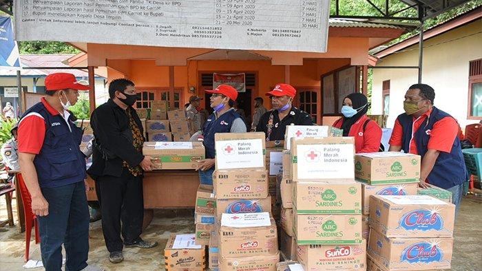 PMI Sanggau Salurkan Bantuan Ke Warga yang Terdampak Banjir Bandang di Desa Nekan