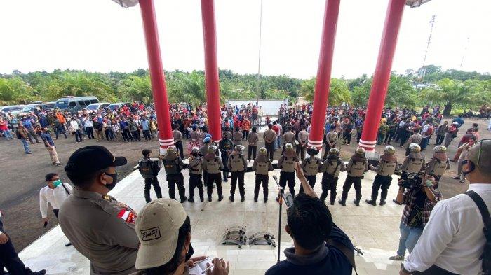 127 Personel Polres Sanggau Kawal 400 Masyarakat Adat Sampaikan Aspirasi di DPRD Sanggau