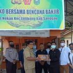 Komisi II DPRD Sanggau Serahkan Bantuan Kepada Warga Terdampak Banjir Bandang di Desa Nekan