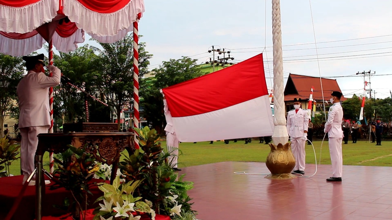 HUT RI Ke-75, Wabup Sanggau Pimpin Upacara Penurunan Bendera Merah Putih