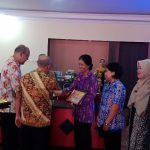 BAPPEDA KAB. SANGGAU BERIKAN PENGHARGAAN KEPADA PEMENANG LKTI TINGKAT GURU SE KABUPATEN SANGGAU