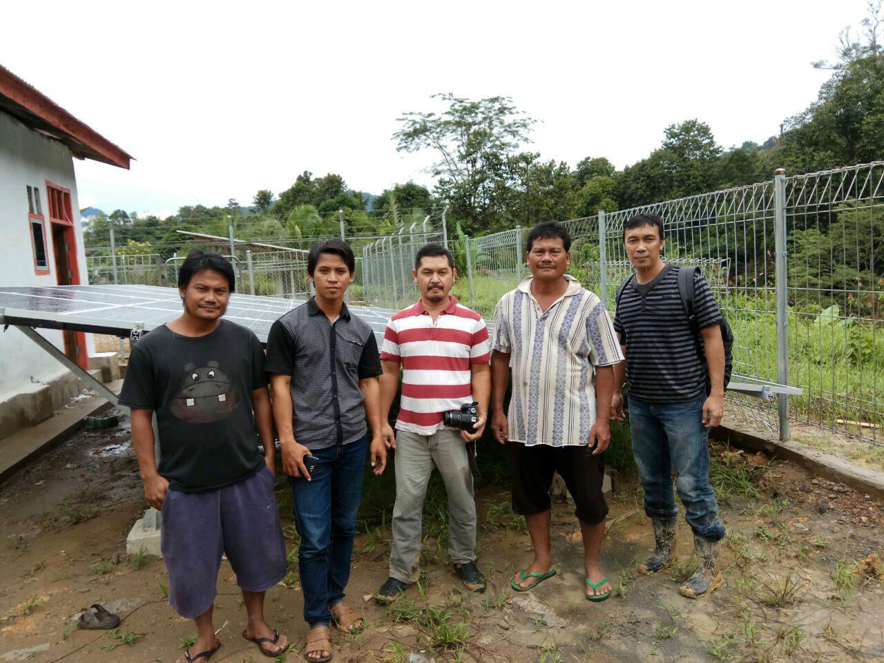 Bappeda Melakukan Pengecekan Progress Pembangunan PLTS Di Dusun Suruh Engkadok Desa Pala Pasang Kec. Entikong