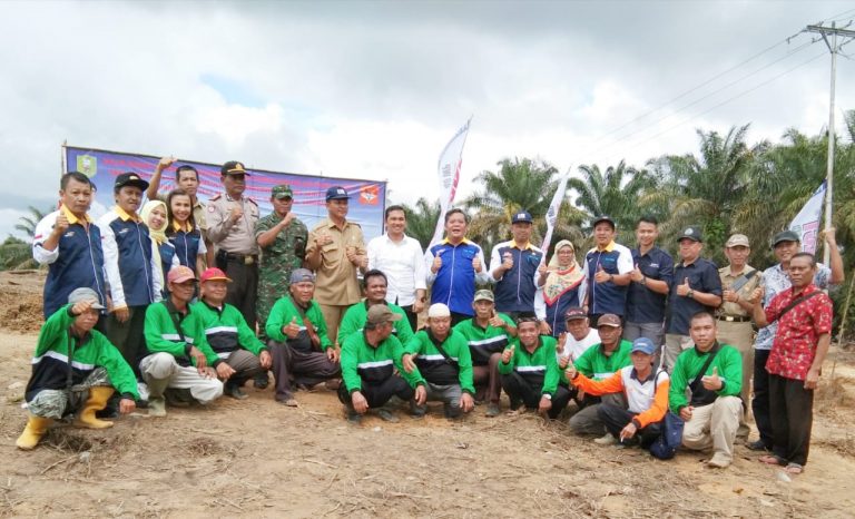 Bupati Sanggau Melakukan Penanaman Perdana Bibit Kelapa Sawit Program Peremajaan Sawit Rakyat di KUD Sinar Mulia