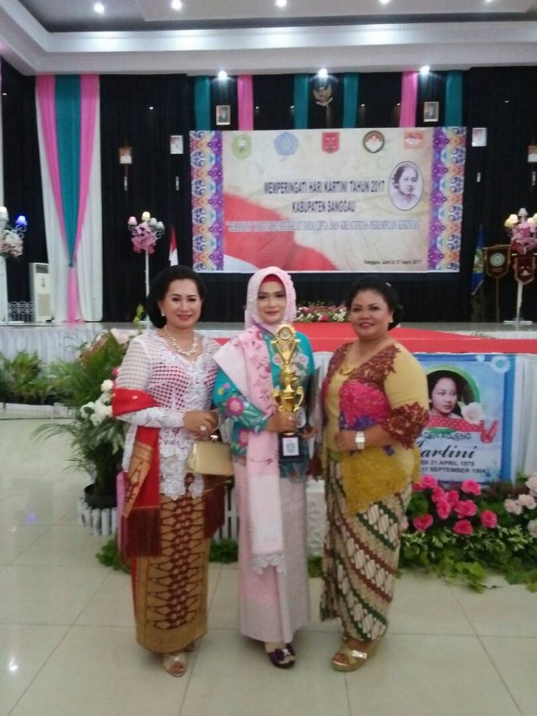 DWP Bappeda Kabupaten Sanggau Raih Juara I Lomba Kebaya Kreasi Kartini (Fashion Show) Hijab 2017